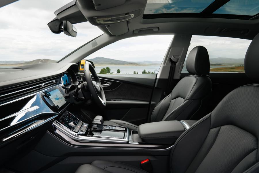 Интерьер Audi Q8 55 TFSI Quattro S-Line 2018 года  (AU) (фото 36 из 40)